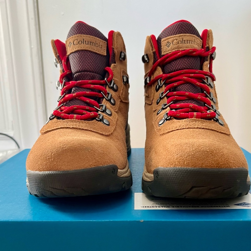 LIKE NEW Columbia Women’s Waterproof Wide Hiking Boot